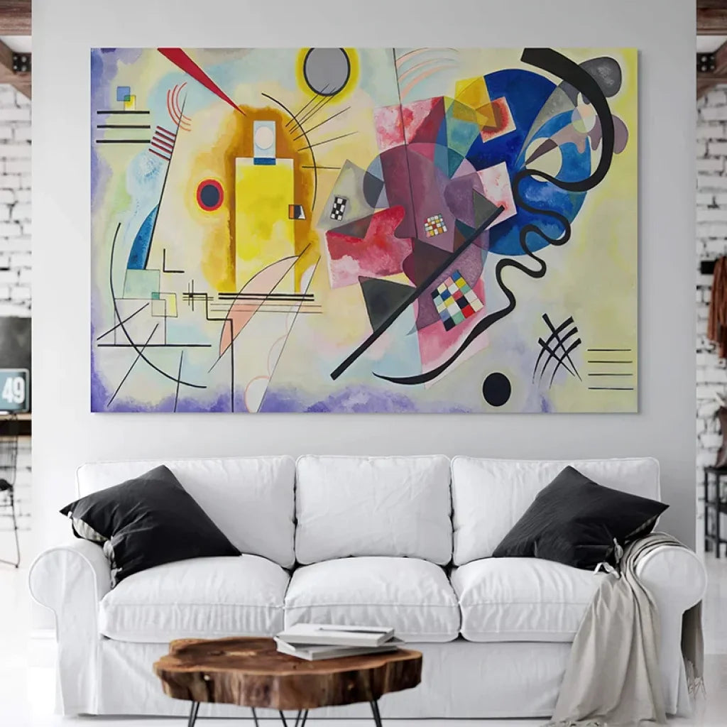 Tableau Kandinsky Jaune Rouge Bleu accroché au-dessus d’un canapé clair