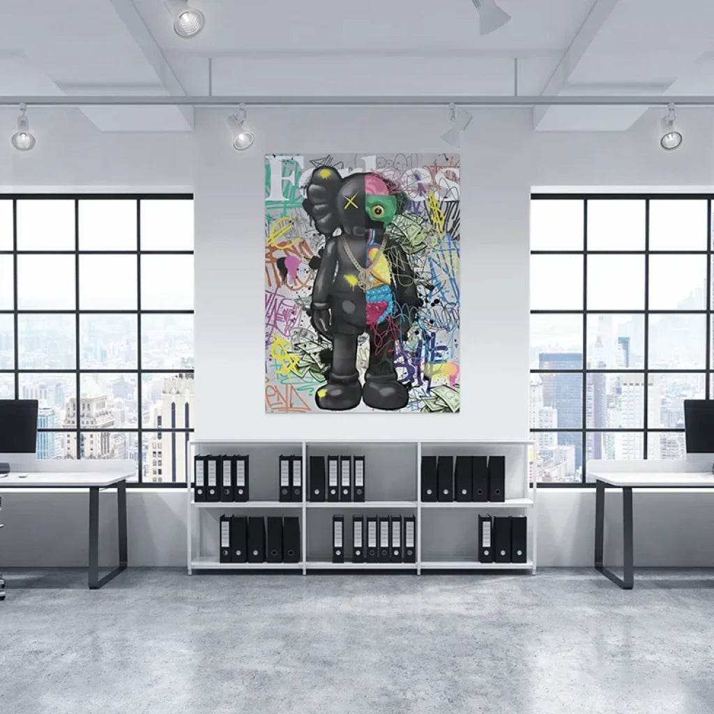 Affiche Kaws street pop, personnage split et lignes calligraphiques