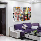 Décoration murale Basquiat Philistines dans un salon moderne avec canapé violet