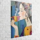 Femme au regard paisible savourant une boisson chaude dans une ambiance cosy