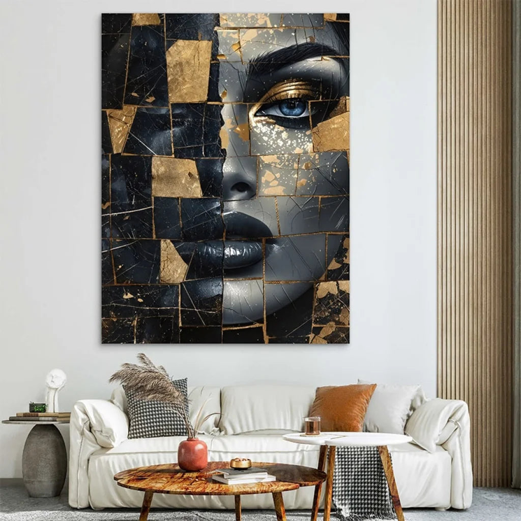 Tableau décoratif femme en mosaïque dorée et noire au style contemporain

