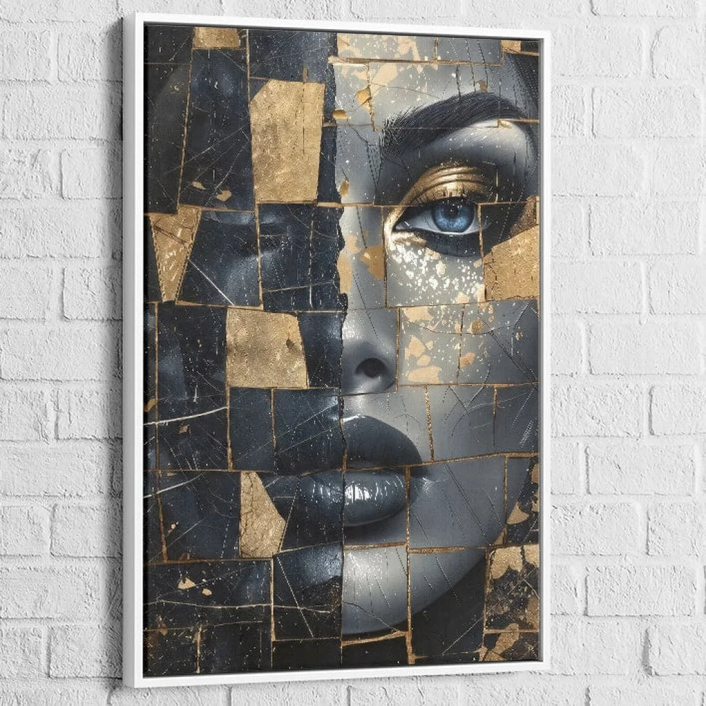 Détail artistique d’un visage féminin avec textures craquelées et dorures

