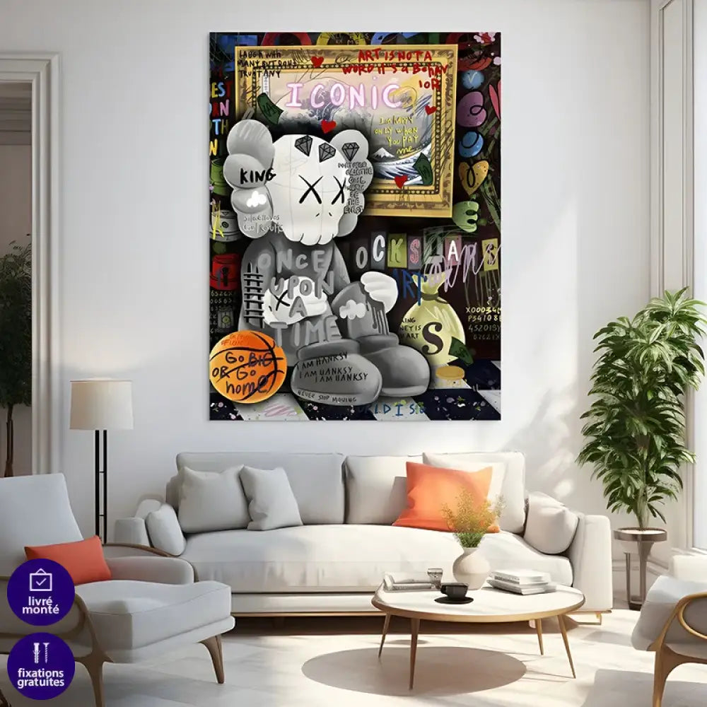 Affiche Kaws Iconic, collage typographique et couronne “king”