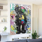 Tableau Kaws – Pop Culture Graffiti, toy disséqué sur fond de tags