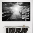 Tableau personnalisé noir et blanc avec prénoms sur chemin en bois

