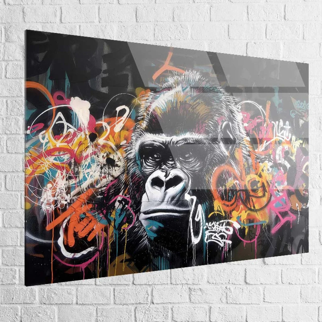 Street art mural représentant un gorille dans une explosion visuelle

