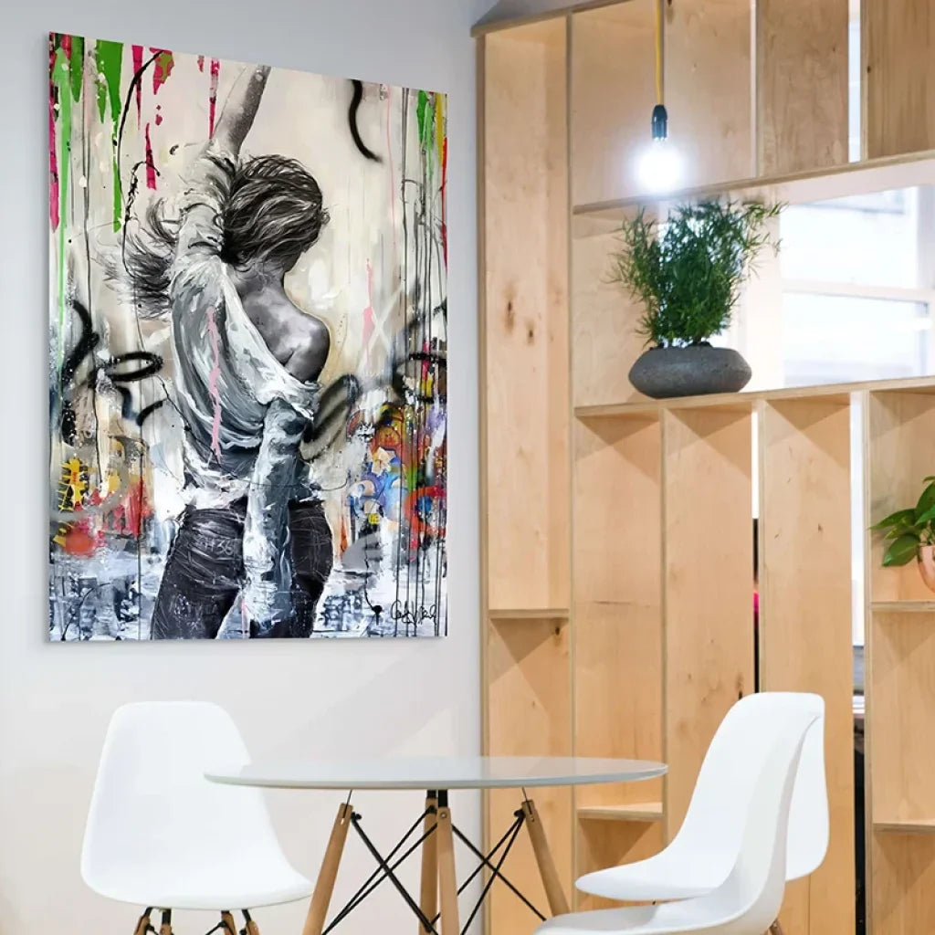 La Danseuse – silhouette féminine de dos, style graffiti