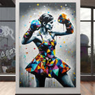 Tableau street art d’une danseuse en gants de boxe multicolores


