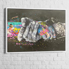 street art contemporain mains taguées sur fond sombre