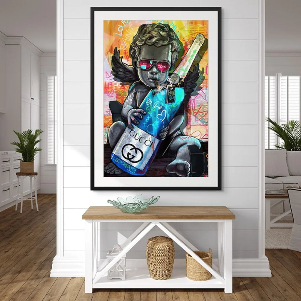 Décoration murale urbaine avec ange stylisé et graffiti colorés

