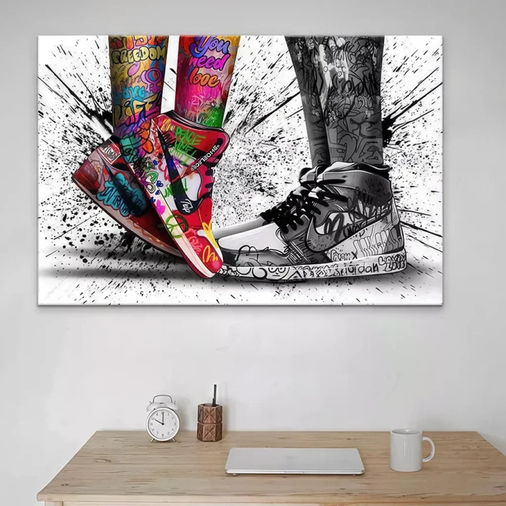 Décoration murale urbaine avec chaussures Nike stylisées en toile

